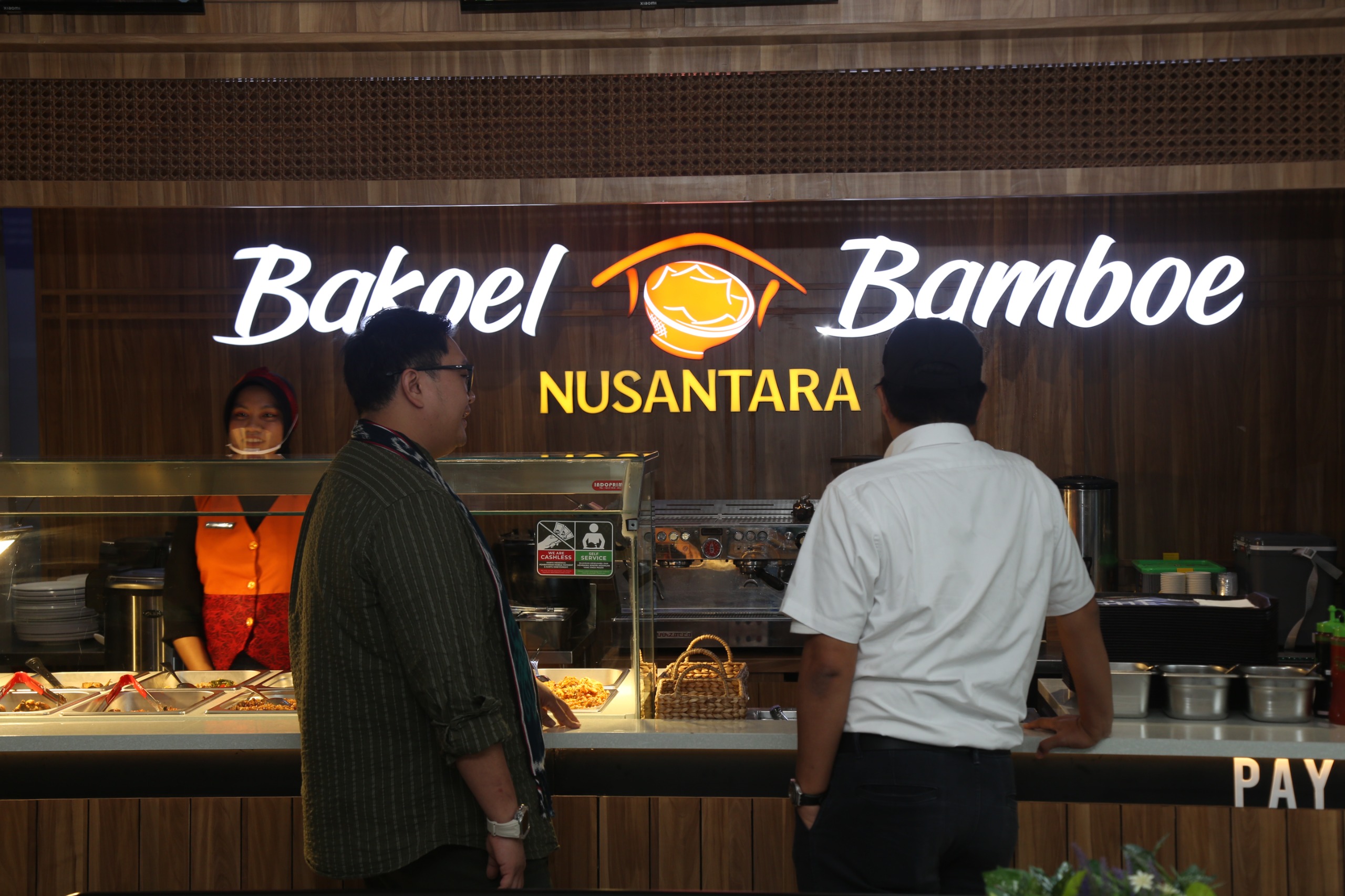 JELAJAH SELERA: Bakoel Bamboe resmi membuka outlet ke-26 di Ibu Kota Nusantara. Di sana mengusung konsep prasmanan dengan menawarkan banyak pilihan, mulai karedok, tumis cumi, hingga variasi nasi.