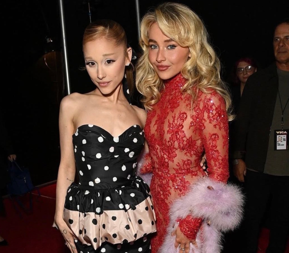 Ariana Grande dan Sabrina Carpenter berpose bersama di belakang panggung VMAs 2025.(Foto tangkapan layar)