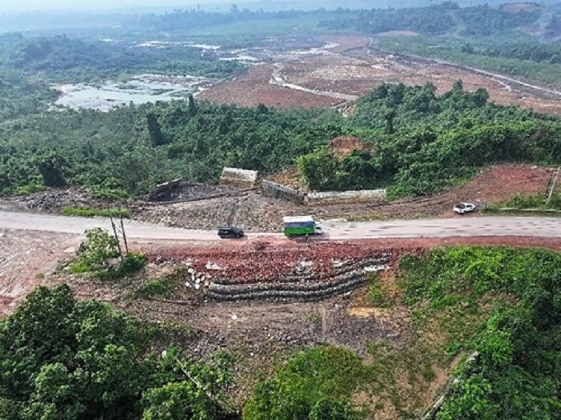 BUTUH PERBAIKAN: Kondisi jalan nasional poros Sangatta&ndash;Bengalon yang mengalami longsor hingga nyaris putus.
