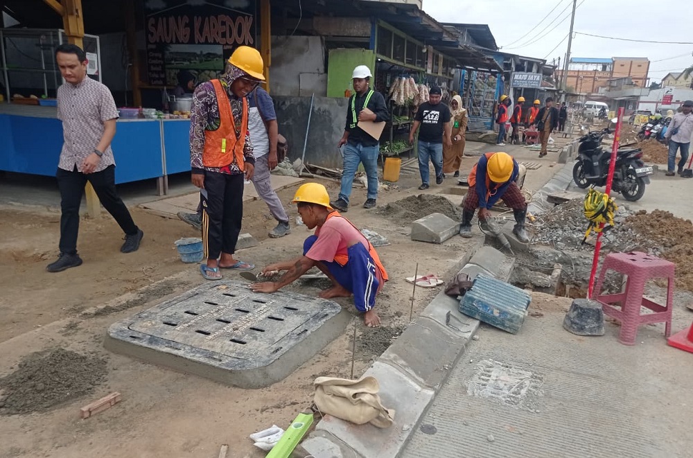 DATANGI: Komisi C DPRD Bontang meninjau progres pengerjaan saluran drainase di sejumlah titik, baik yang bersumber dari APBD Bontang maupun Bankeu Pemprov Kaltim.