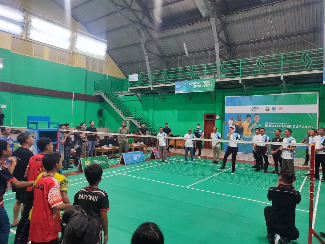 BIBIT-BIBIT: Ratusan atlet dari seluruh kecamatan di Paser turun di Kejurkab Bulutangkis Bupati Paser Cup 2025, Selasa (9/9).