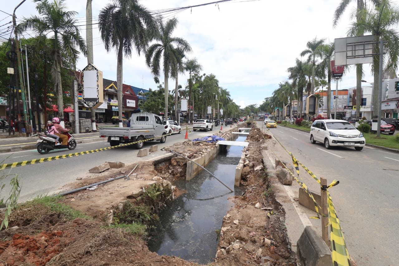 Perbaikan gorong-gorong median jalan dan penataan trotoar Jalan Tjutjup Suparna Balikpapan Baru masih dalam progres, Rabu (10/9). (ANGGI PRADITHA/KP)