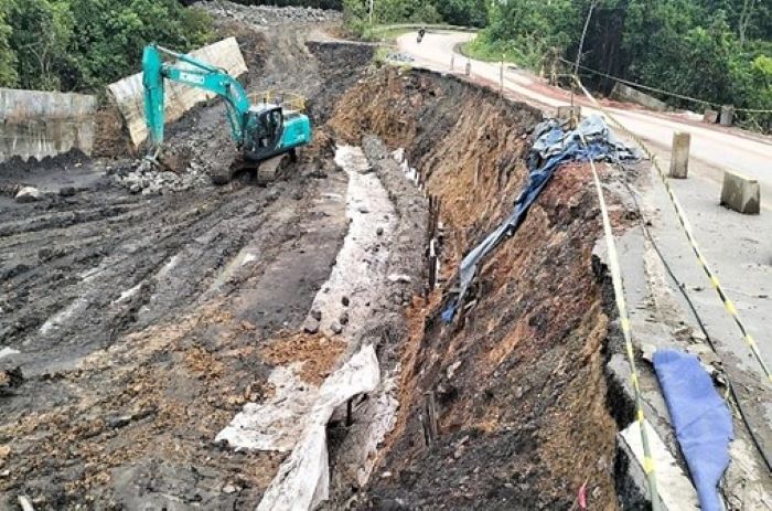 Badan jalan poros Sangatta-Bengalon, Kutai Timur, terancam putus akibat kegiatan tambang. Jika tidak ada perbaikan, gubernur mengancam akan menghentikan pertambangan PT KPC