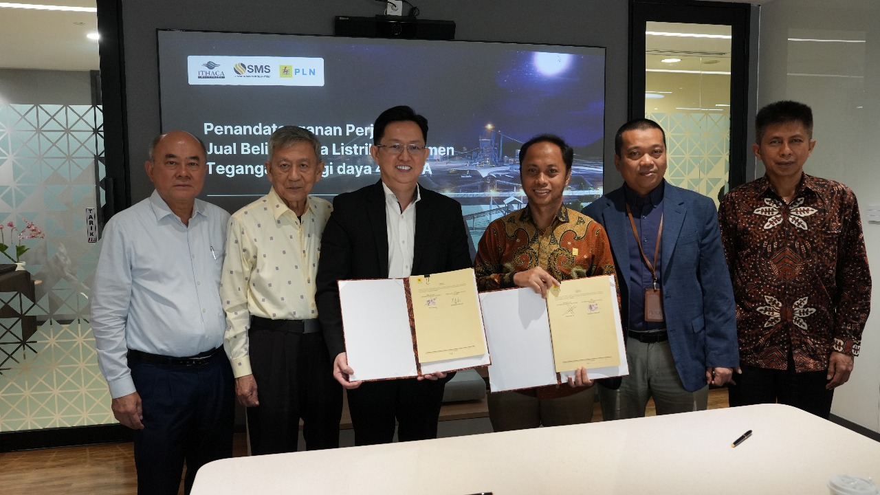 SEPAKAT JUAL BELI: Momen penandatanganan Perjanjian Jual Beli Tenaga Listrik (PJBTL) dengan PT Sembada Makmur Sejahtera (SMS), bagian dari Ithaca Group dan AP Investment Group.