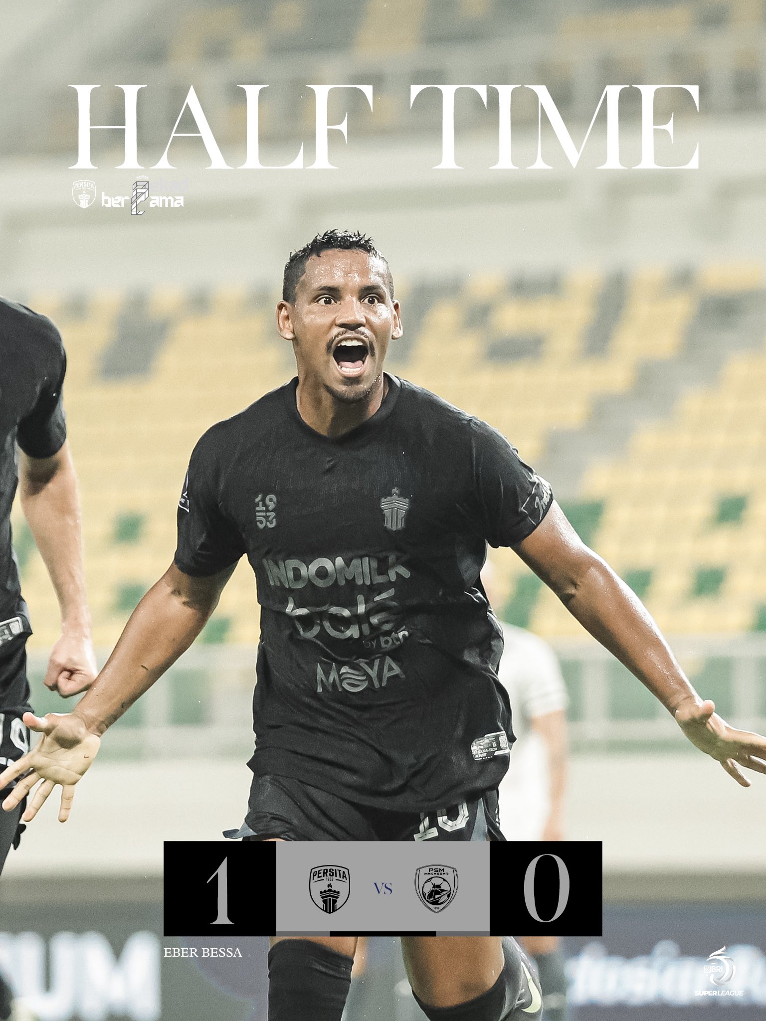 Laga Persita vs PSM Makassar berakhir 2-1. Eber Bessa berselebrasi menciptakan gol pertama bagi Persita.