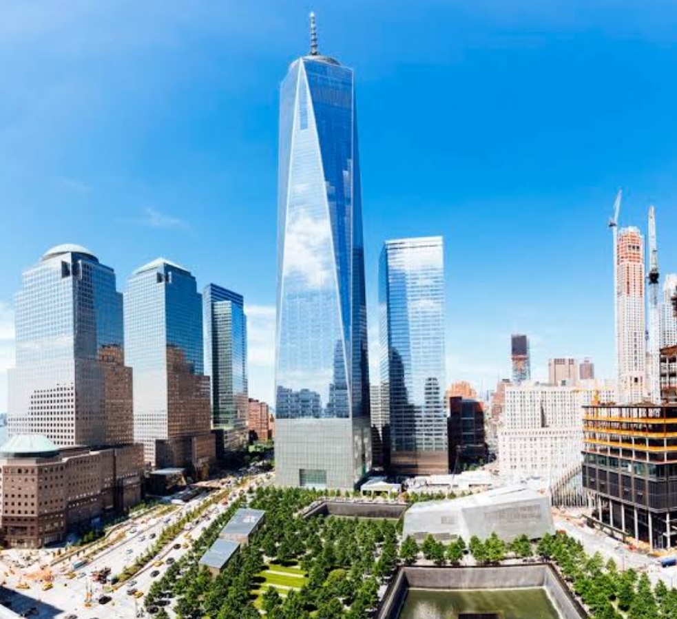 Gedung One World Trade Center berdiri megah di kawasan Ground Zero, New York, menggantikan menara kembar WTC yang runtuh dalam tragedi 11 September 2001. (FOTO: IST)