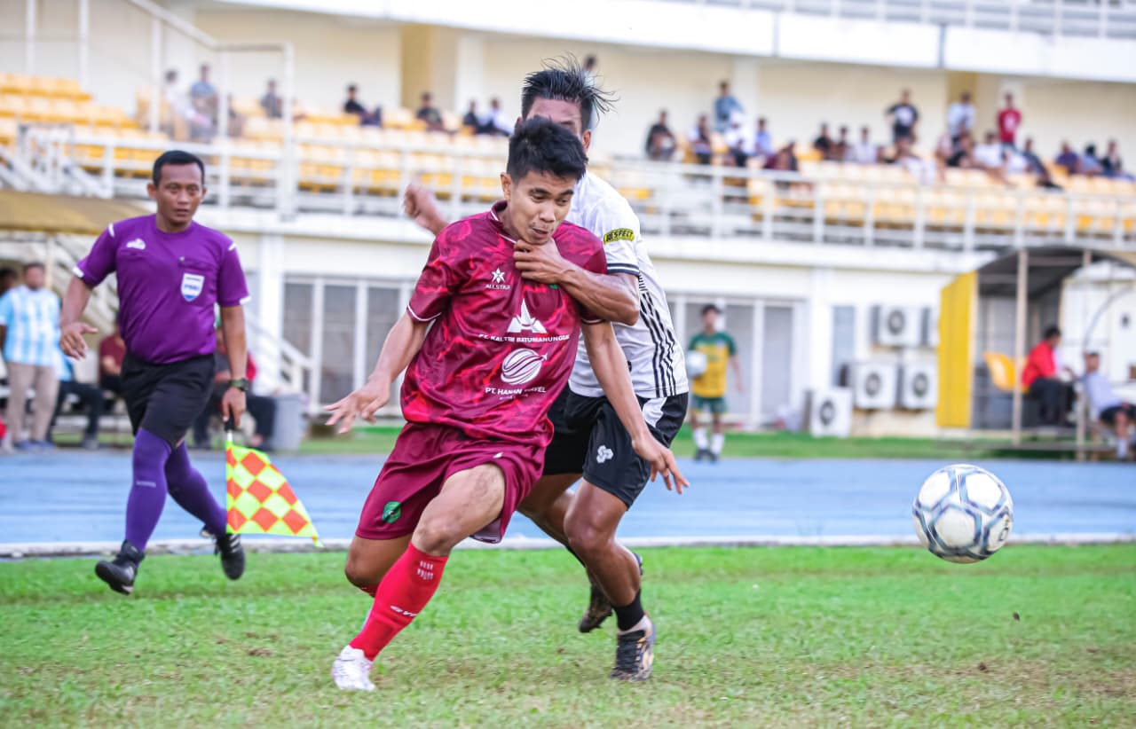 DIJEGAL: Pemain Loa Janan Evan Pandeirot dilanggar pemain belakang Tenggarong Seberang saat berusaha masuk ke kotak penalti.