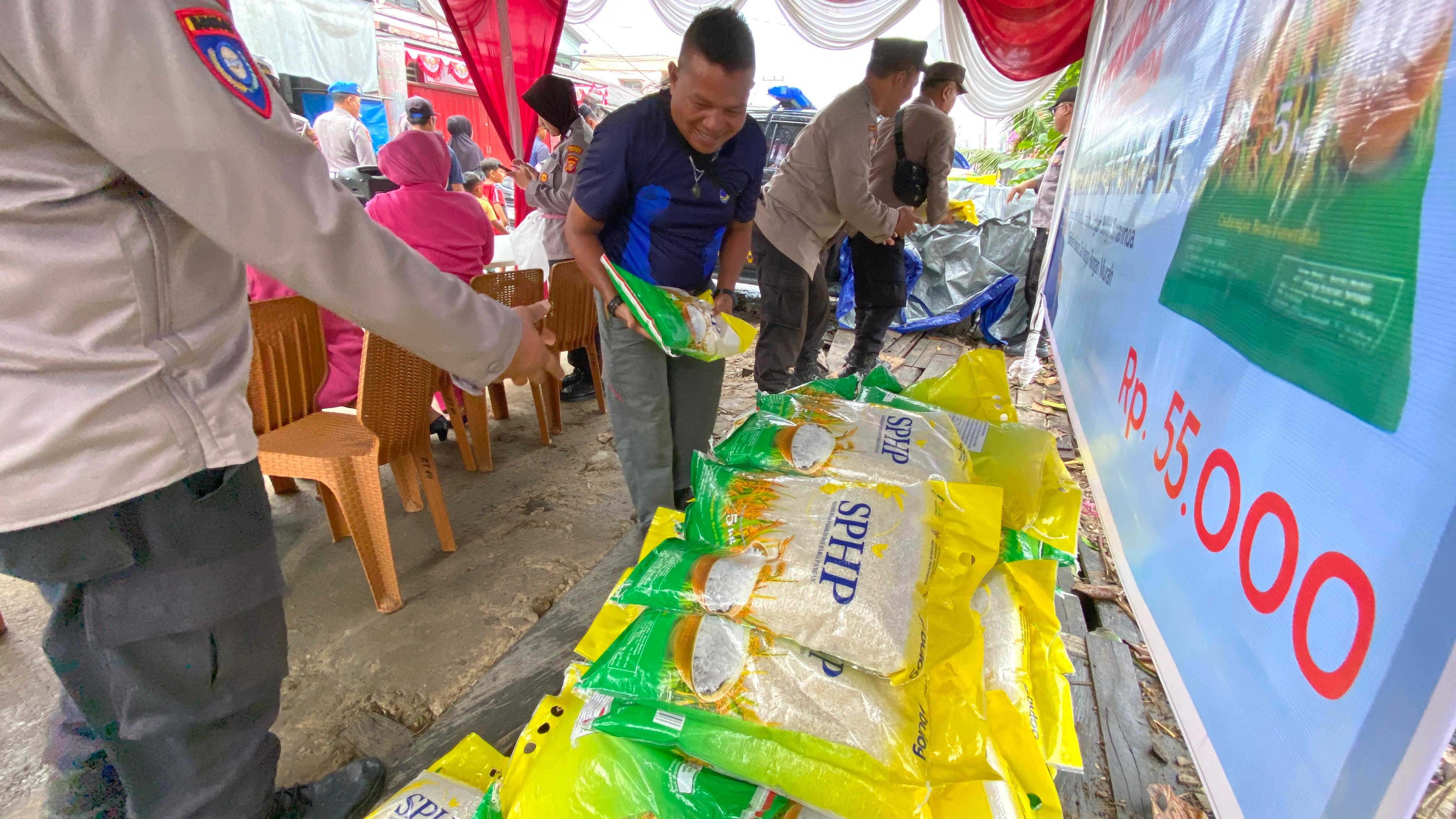 JADI SOLUSI: Pemkot merencanakan penjualan beras SPHP ke 59 kelurahan sebagai antisipasi kelangkaan stok beras. (RAMA SIHOTANG/KP)