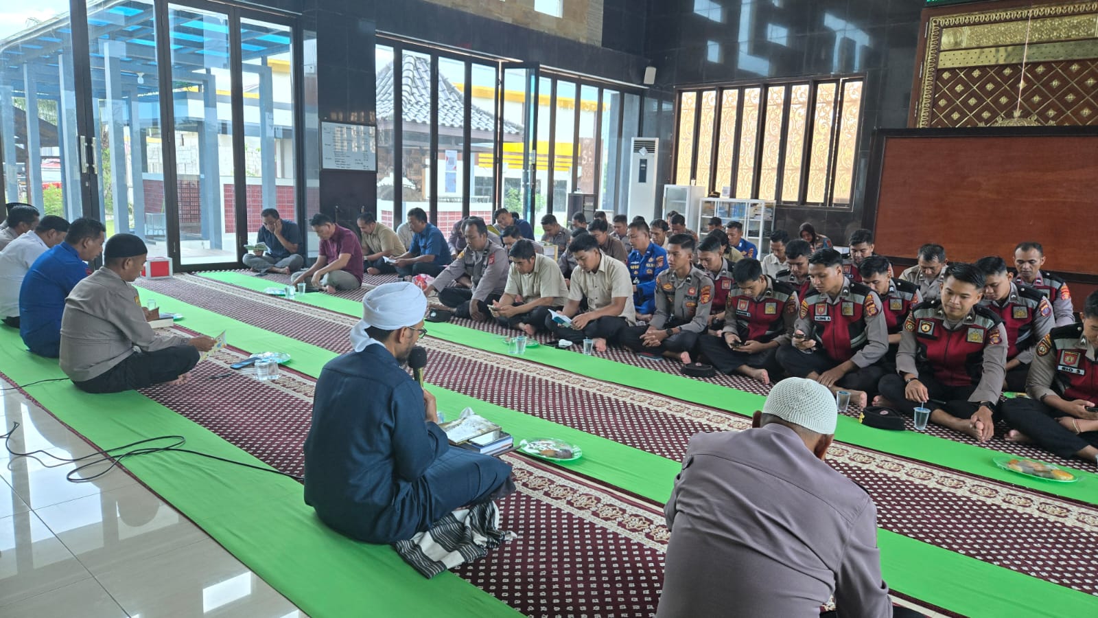 BIMBINGAN: Personel Polres PPU saat mengikuti bimbingan rohani dan mental sebagai sarana pembinaan keimanan dan ketakwaan.
