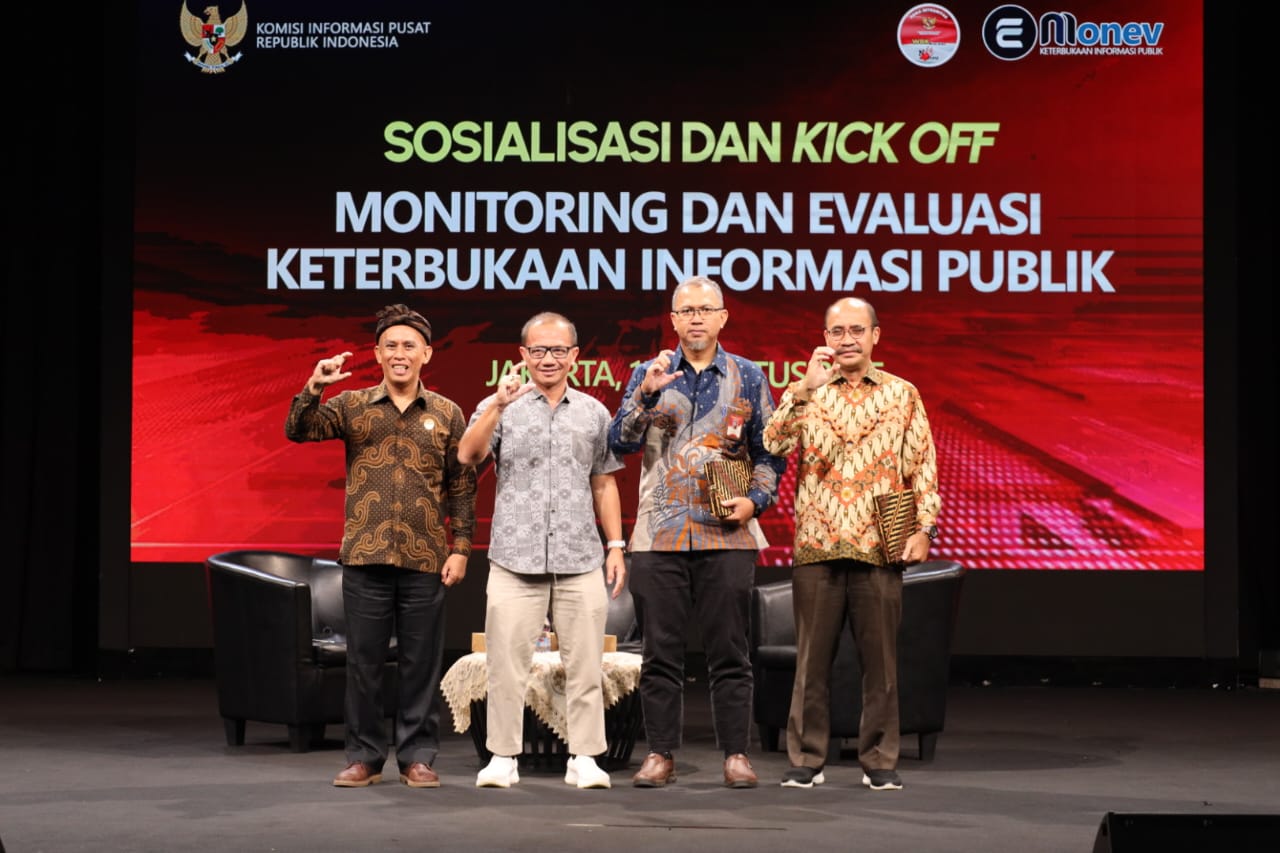 MONEV: Pejabat KI Pusat mengabadikan momen bersama dalam acara sosialisasi dan kick off monev KIP 2025.