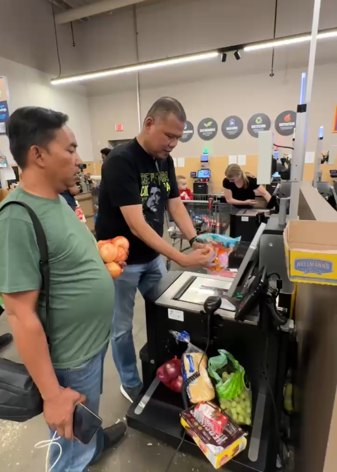 Erwin D Nugroho yang mencoba fasilitas self-checkout saat membayar belanjaan di Walmart. (FOTO SUPRIYONO/KP)