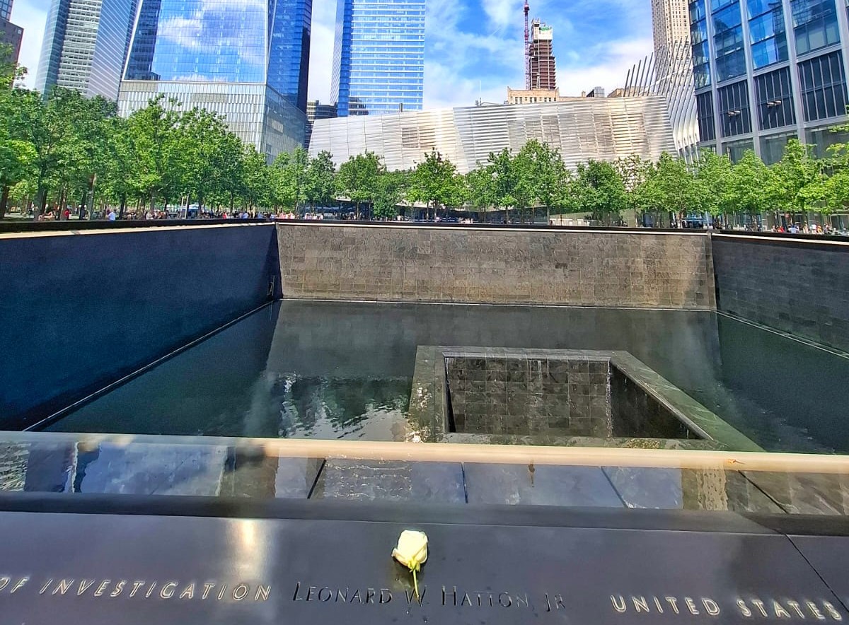 Ground Zero di sini dulu lokasi gedung World Trade Center yang runtuh dalam serangan 11 September 2001. Terlihat mawar putih tepat di nama korban yang berulang tahun hari itu. (FOTO WIJI WINARKO/BTV)