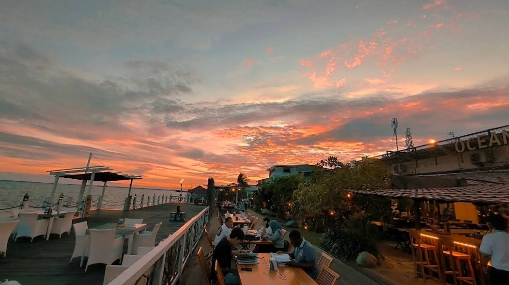 Potret restoran seafood di tepi laut Balikpapan. (Maps)