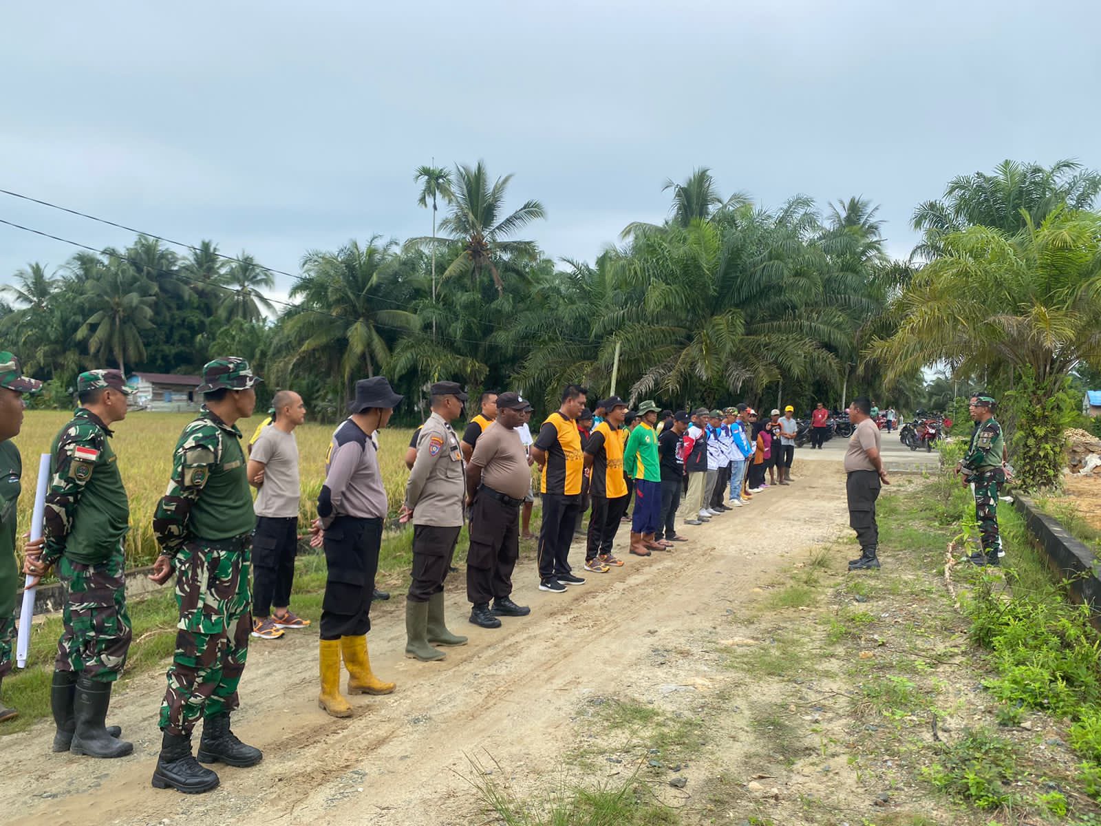 MASSAL: Polsek Waru bersama TNI dan warga menggelar gotong royong massal sambut kedatangan Gubernur Kaltim, Rudy Mas&rsquo;ud.