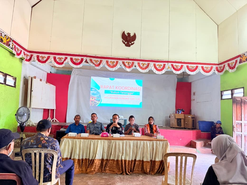 Lurah Gunung Sari Ilir Arwani memimpin rapat koordinasi RT yang membahas agenda pelaksanaan berbagai kegiatan.