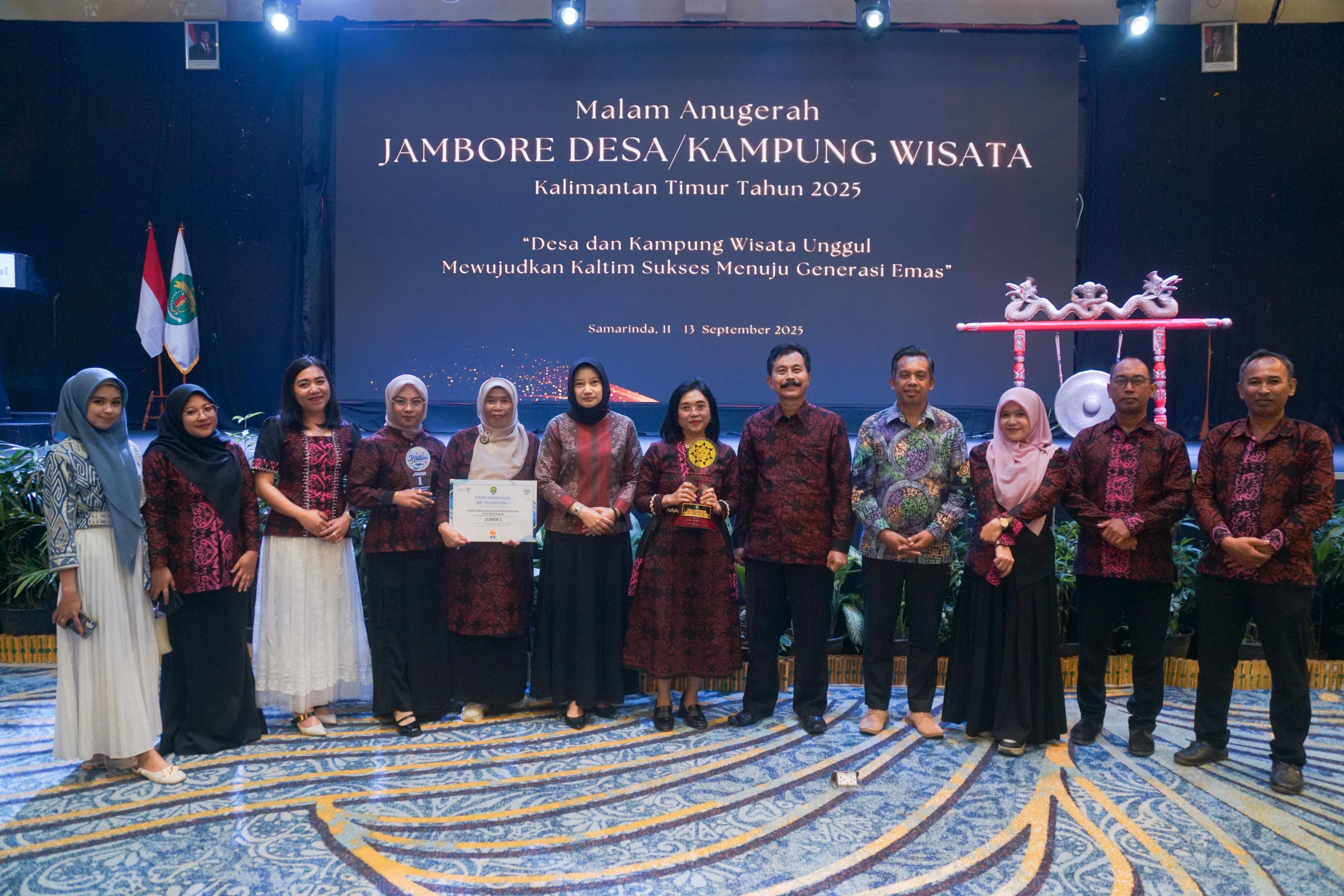 Kepala Disparpora Balikpapan CI Ratih Kusuma (tengah) mengapresiasi kinerja Pokdarwis Pringgondani.