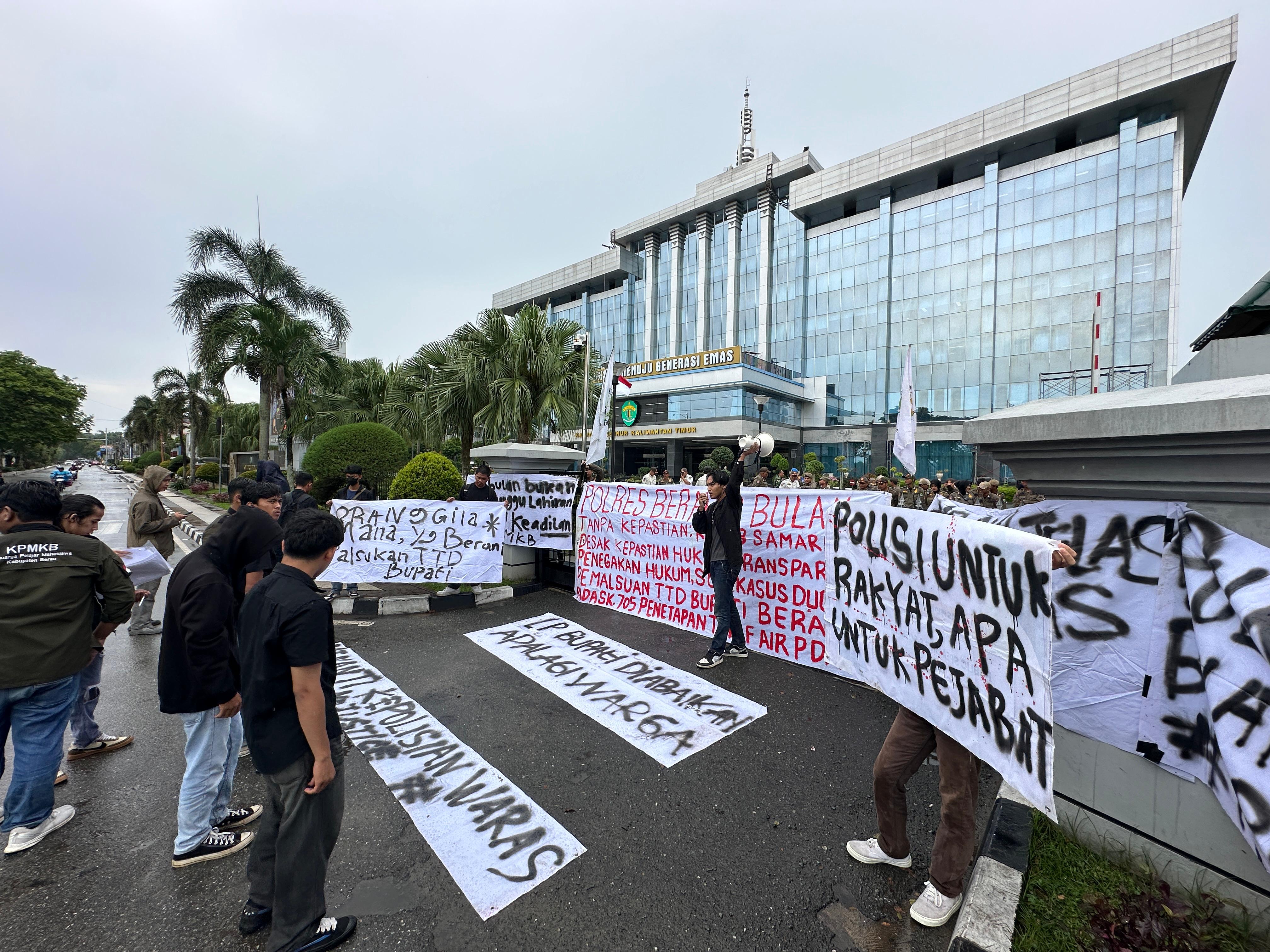 KPMKB meminta gubernur Kaltim  berkoordinasi dengan aparat penegak hukum soal kasus pemalsuan tanda tangan bupati Berau dalam unjuk rasa yang digelar gubernuran.
