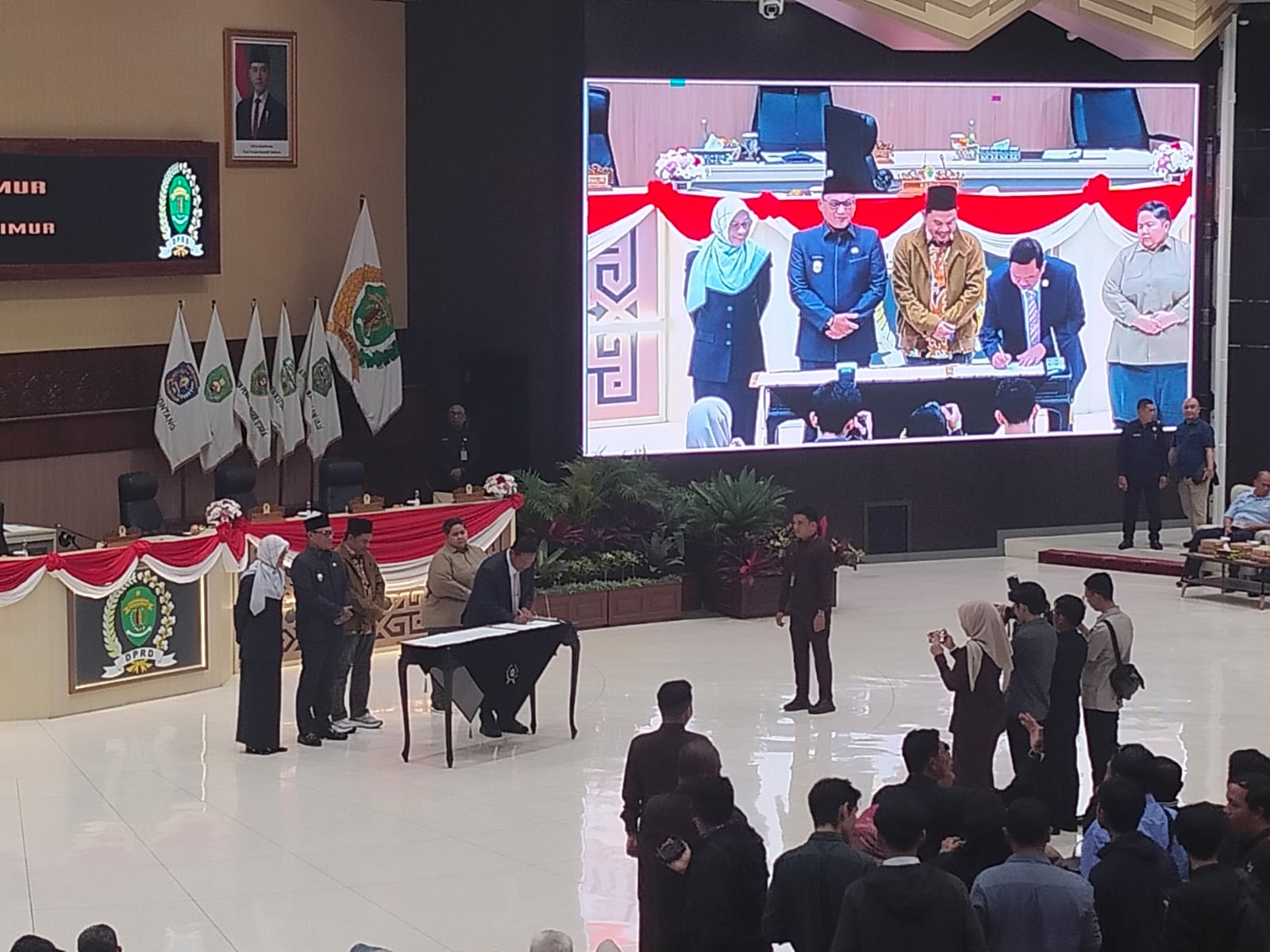 Rapat paripurna pengesahan perubahan KUA-PPAS 2025 Kaltim digelar di DPRD, Jumat, 12 September, malam. (BAYU/KP)