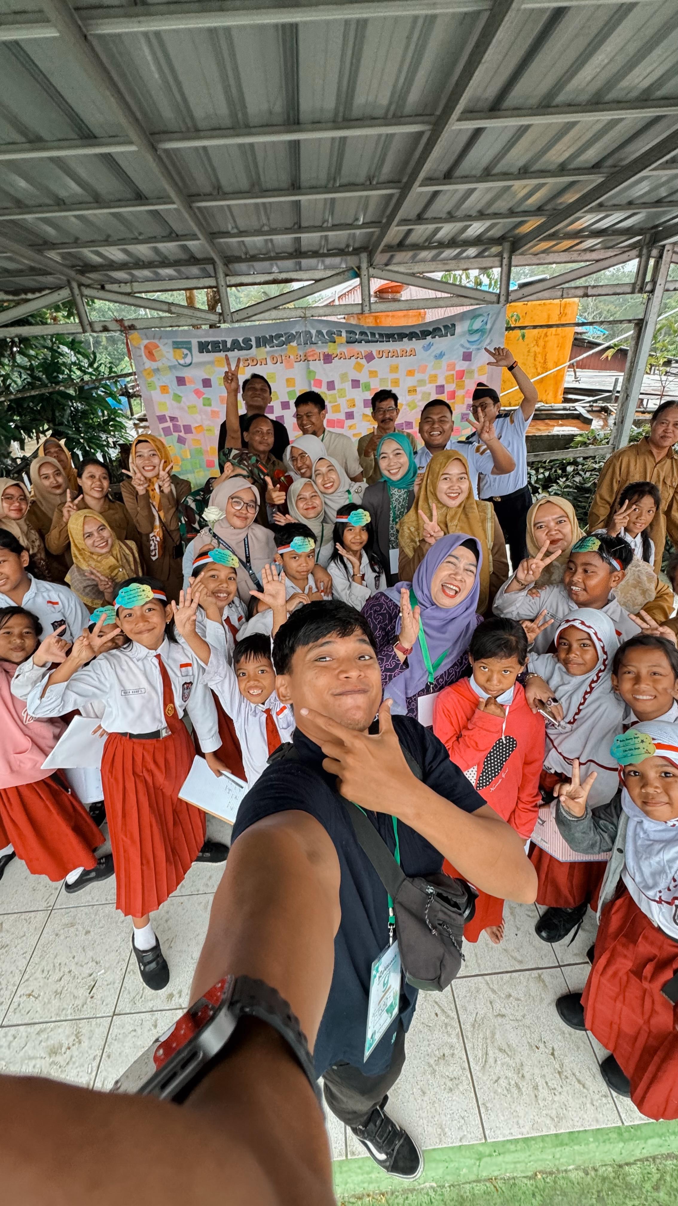 BERBAGI KEBAHAGIAAN: Para siswa SD dari berbagai sekolah di Balikpapan antusias mengikuti kelas inpirasi yang diisi ratusan relawan dari berbagai latar belakang profesi.