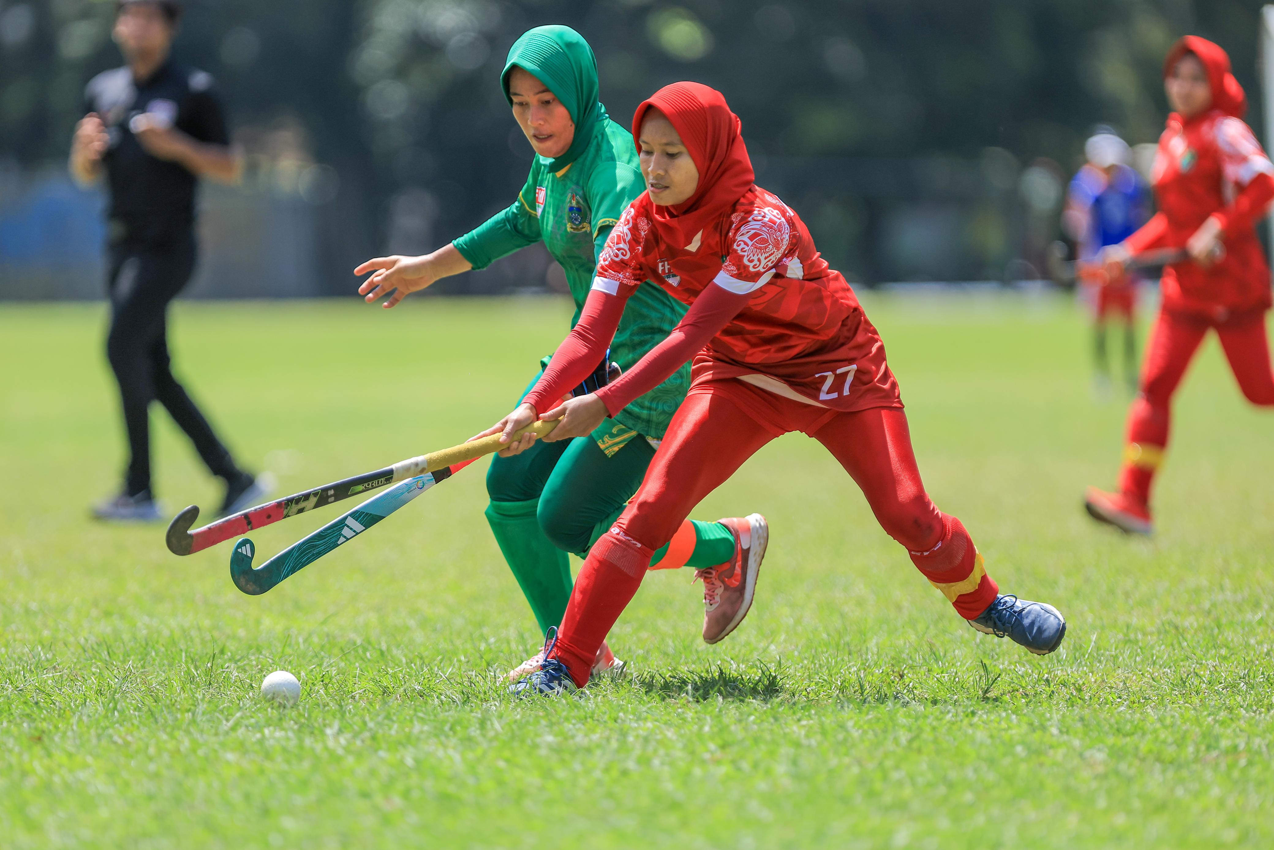 MENANTI BONUS: Nurasiah (merah) tampil maksimal dan berhasil membawa pulang emas dari PON Aceh-Sumut 2024 lalu. Namun hingga kini dia masih belum menerima bonus yang dijanjikan pemerintah.