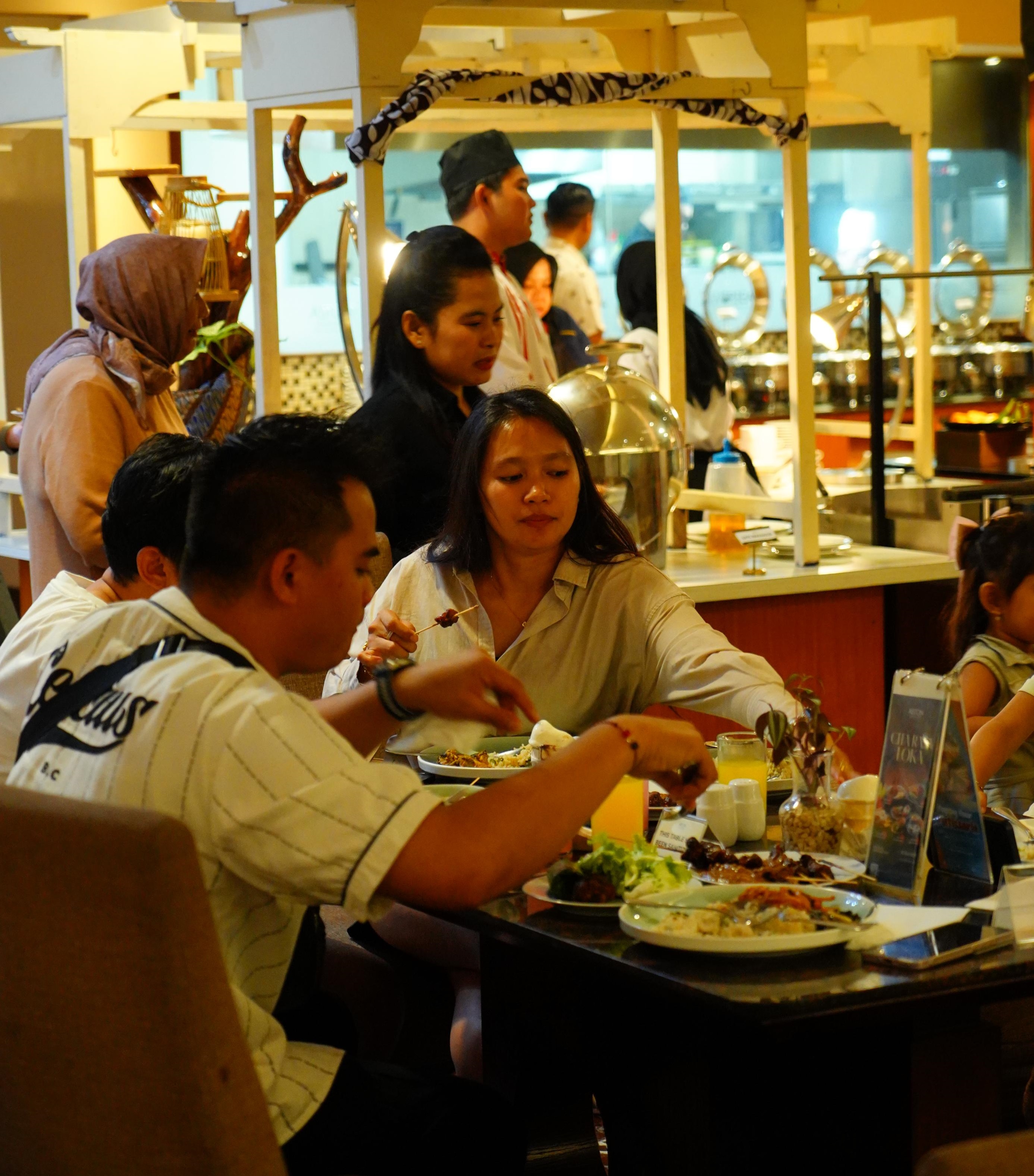 PERDANA: Sensasi cita rasa keliling dunia akan digelar perdana hari ini, Minggu (14/9) di Aston Hotel & Convention Centre. Setiap minggunya, nikmati pula diskon 20 persen untuk 30 reservasi pertama.