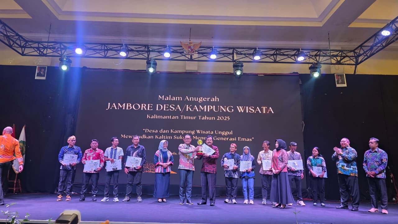 Ketua Pokdarwis Kampung Wisata Pringgondani, Surata, menerima plakat juara Kampung Wisata Terbaik yang diserahkan  Wakil Gubernur Kaltim Seno Aji.