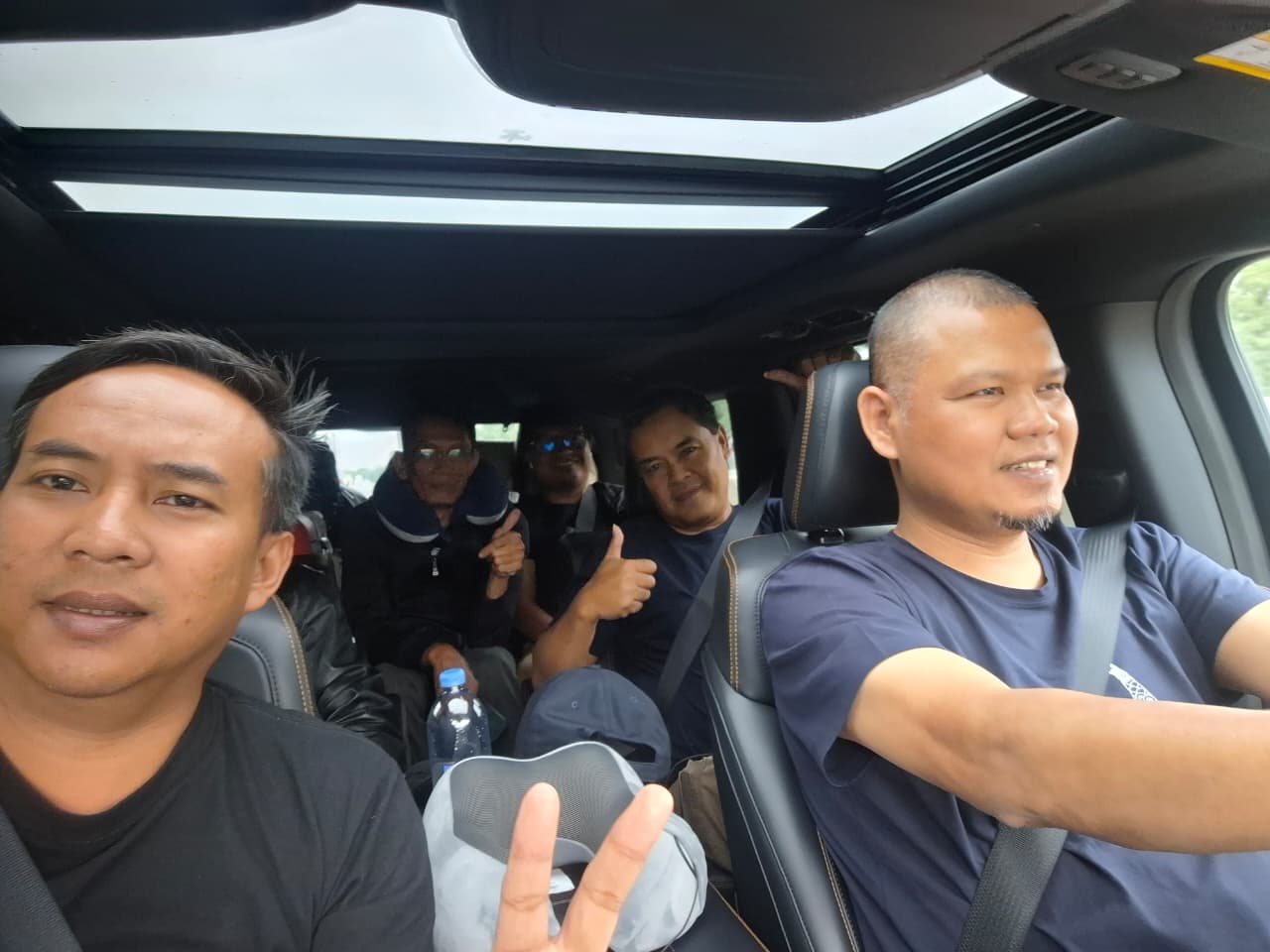 Penulis bersama Erwin D Nugroho yang menyetir mobil melaju ke Washington dari New York.