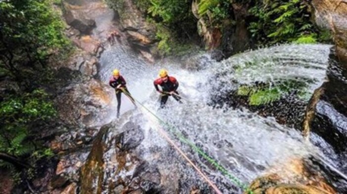 Ilustrasi aktivitas canyoning.