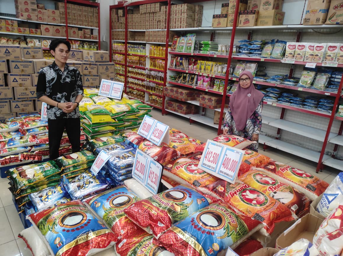 Berbagai merek beras premium tersedia di Yova Supermart Balikpapan, Jumat (12/9). (FOTO M RIDHUAN/KP)
