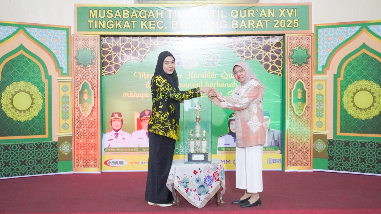 CAPAIAN GEMILANG: Kelurahan Belimbing menerima piala tetap pada MTQ tingkat Kecamatan Bontang Barat tahun ini. FOTO: ADIEL KUNDHARA/KP