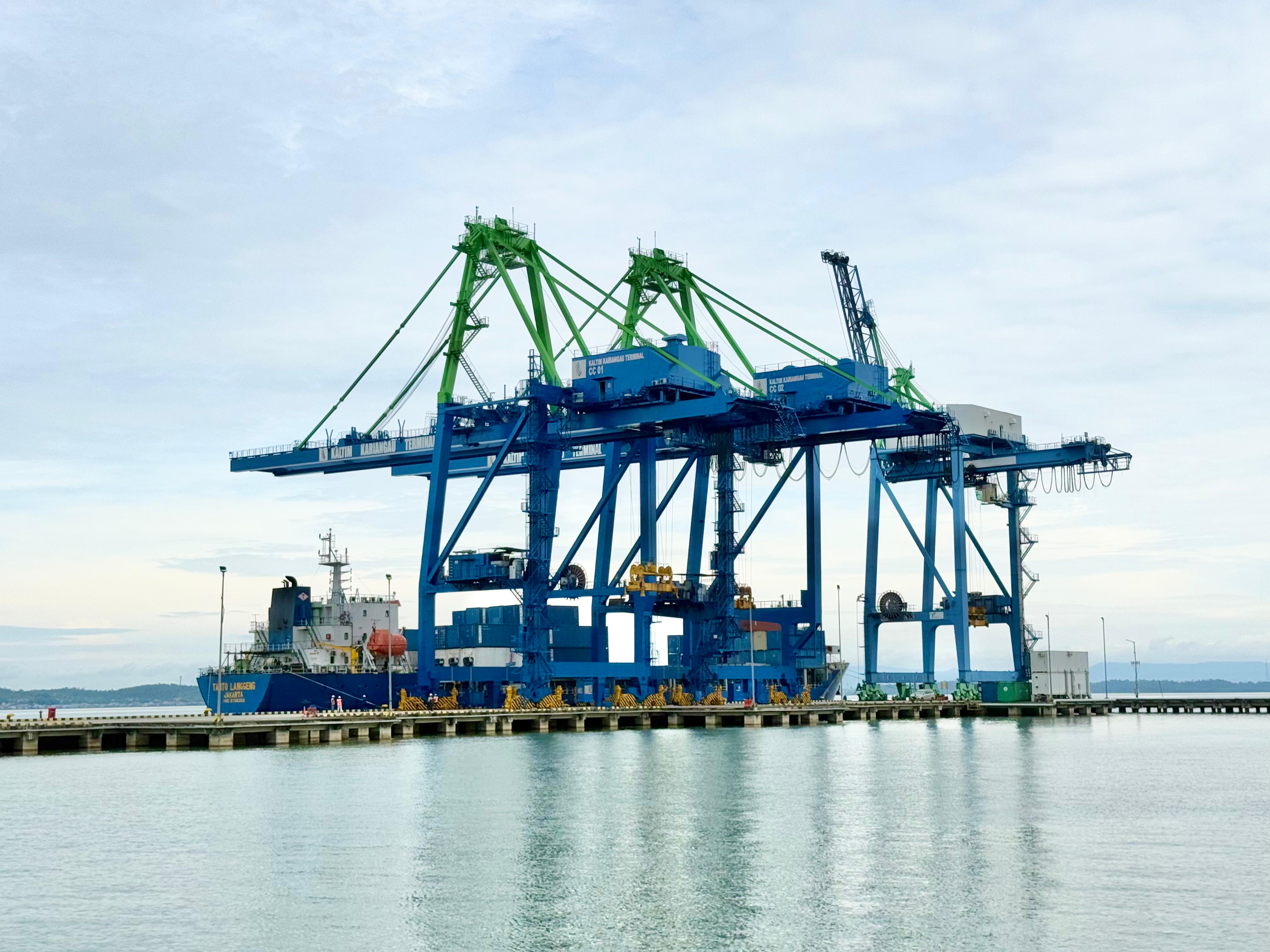 EFISIEN: Tiga unit container crane di Terminal KKT beralih sepenuhnya menggunakan tenaga listrik, menggantikan sistem lama yang menggunakan bahan bakar solar.&nbsp;