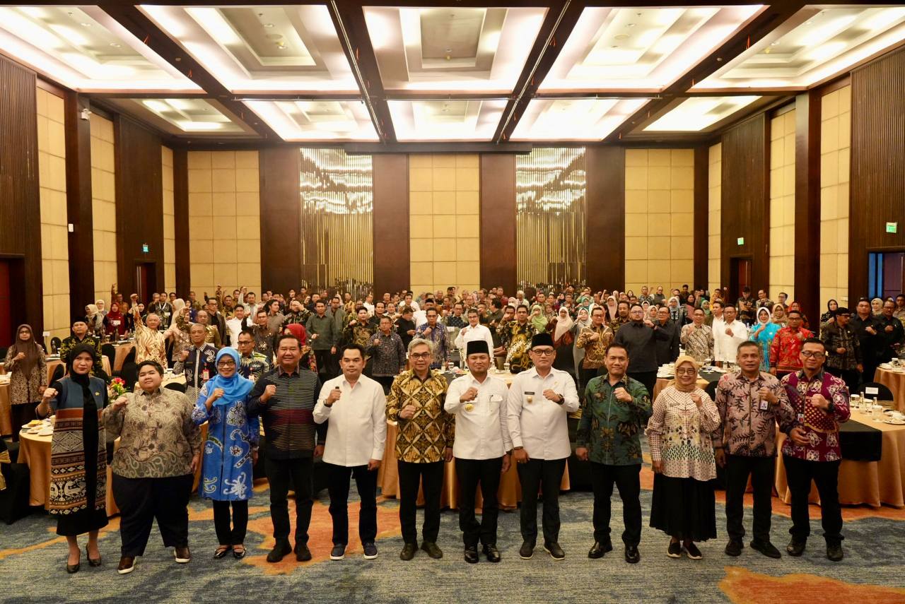Rudy Mas&rsquo;ud dan Wagub Kaltim Seno Aji bersama jajaran FKPD Kaltim dalam rakor bersama KPK di Hotel Novotel Balikpapan, Rabu (10/9). (FOTO ARIEF M/ADPIMPROV KALTIM)
