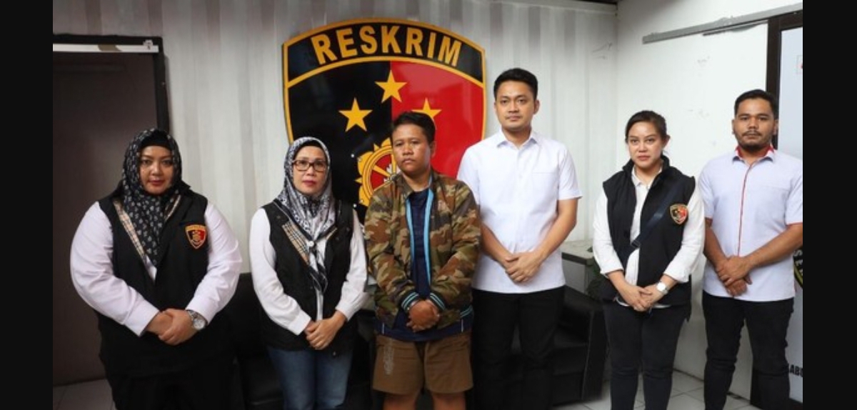 Tersangka kasus penyiksaan bocah MK, ayah Juna (tengah) saat diamankan penyidik Reskrim Polri. (Foto: Mabes Polri)