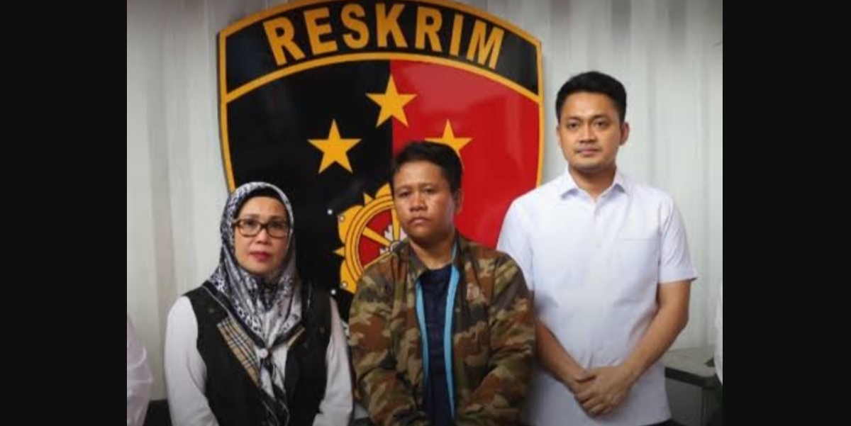 Ayah Juna (tengah) ketika diamankan tim Bareskrim Polri. (FOTO: IST)