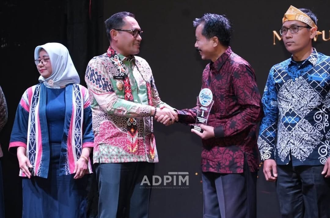 Wagub Kaltim Seno Aji memberikan penghargaan Terbaik I Anugerah Desa Wisata Kaltim kepada Pasar Pringgondani.