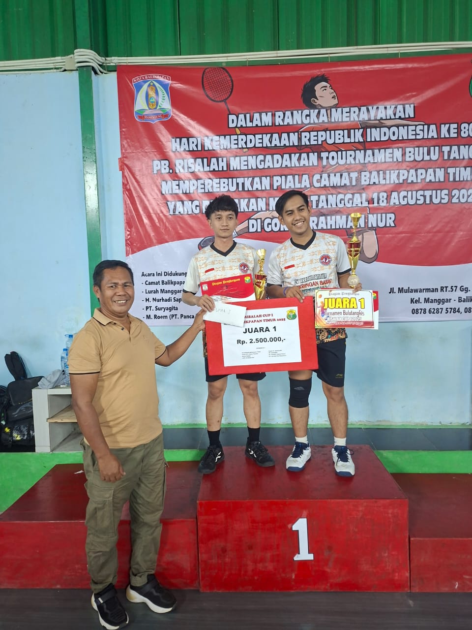 Camat Balikpapan Timur Mustamin menyerahkan hadiah juara  turnamen bulu tangkis.