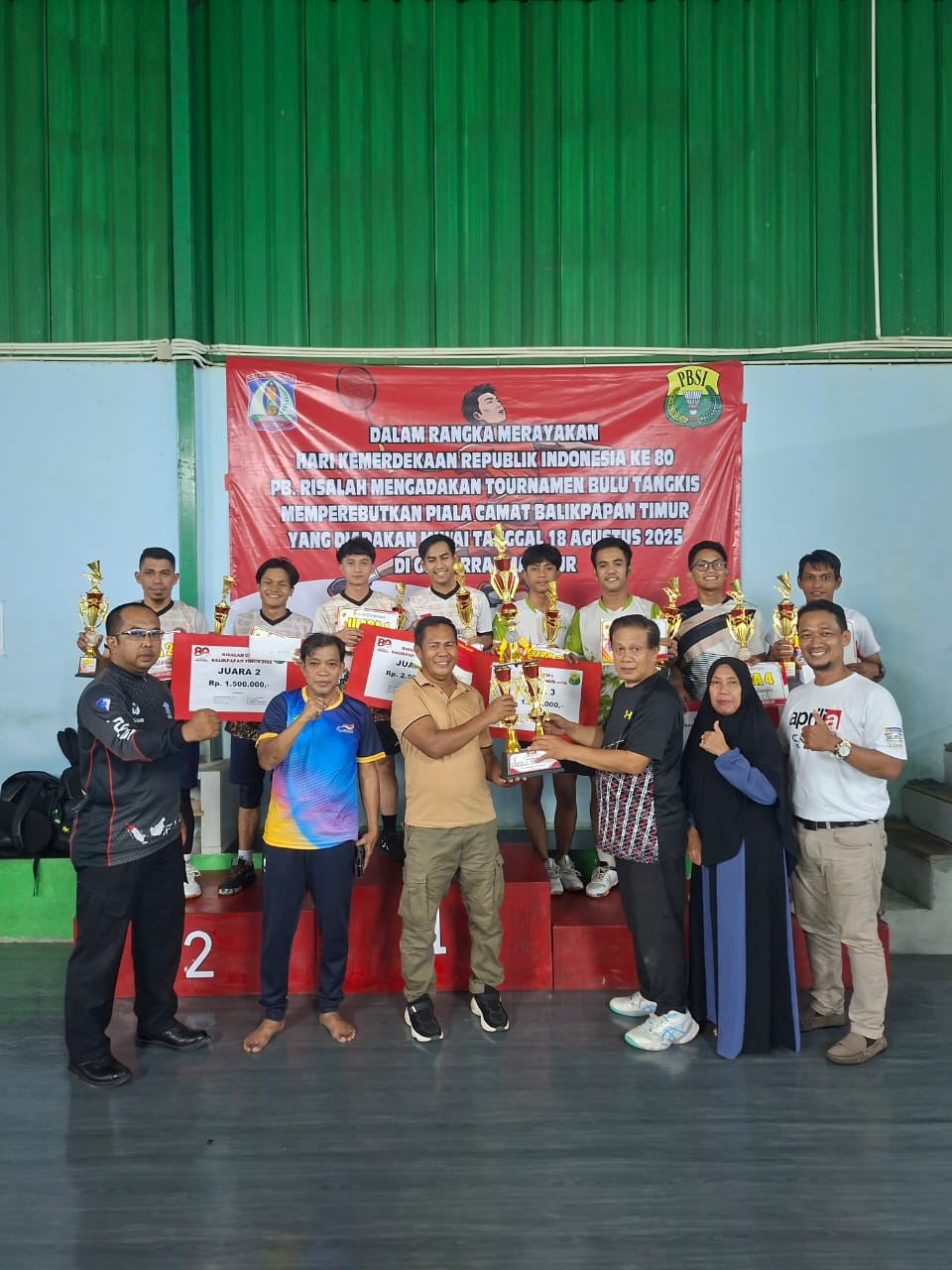 Piala bergilir Camat Balikpapan Timur 2025 turut diserahkan kepada pemenang, dan kembali diperebutkan tahun depan.
