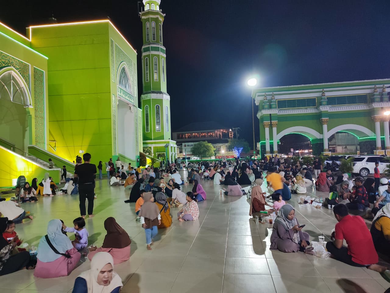 Halaman Masjid Agung Nurul Falah Tanah Grogot selalu ramai dikunjungi jama