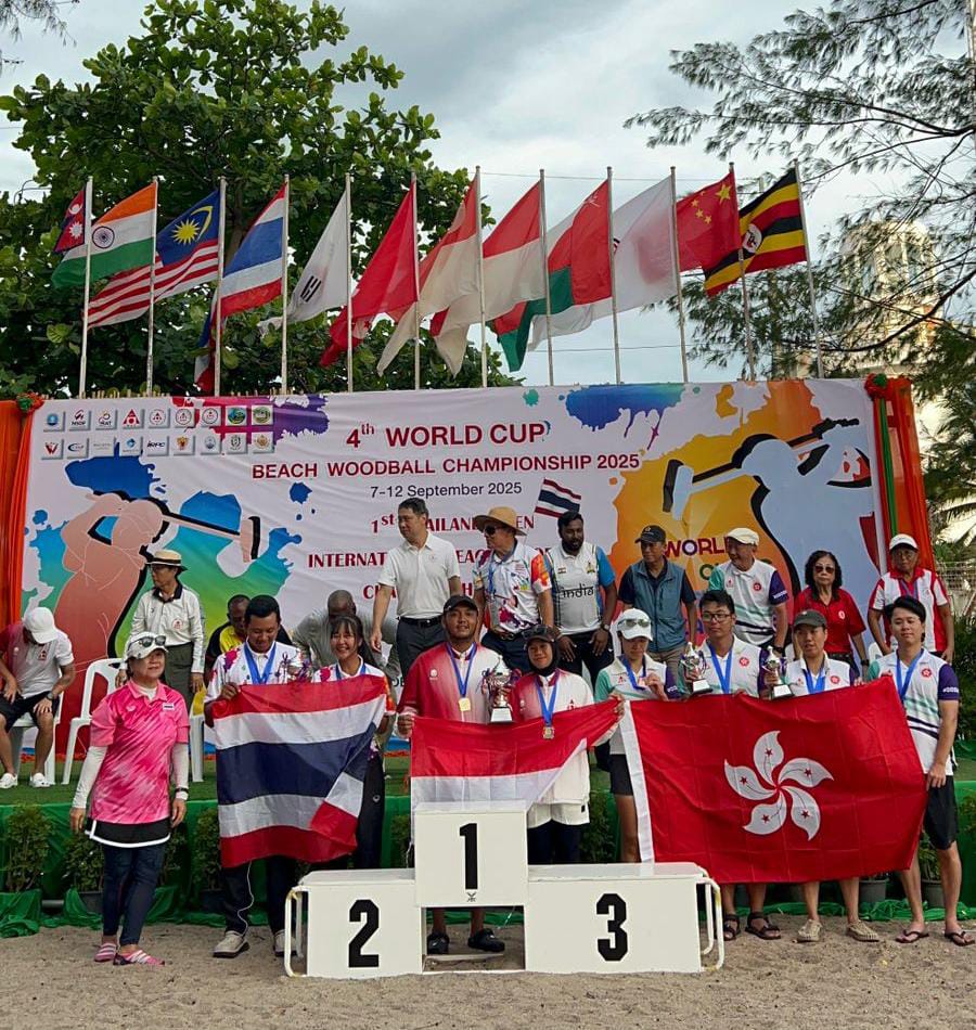 MENANG: M Indaka Pia Ramadan dan Nur Hafifa Syarah (tengah) berhasil meraih medali emas di Thailand Open 2025. (IST)