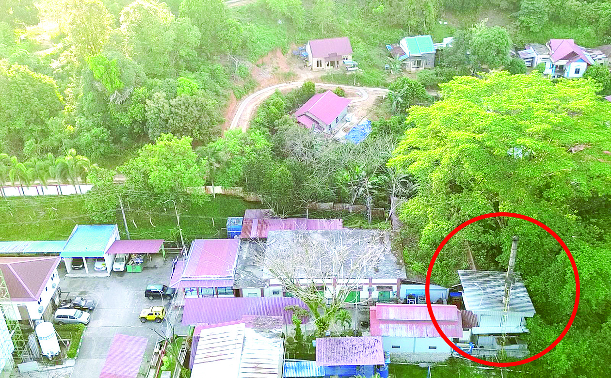 PEMBAKARAN LIMBAH: Cerobong insinerator yang berdiri di kompleks RSUD Taman Husada Bontang. Dari alat ini, asap pembakaran limbah bahan berbahaya dan beracun membubung di lingkungan sekitar.