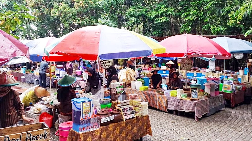 Suasana Pasar Tumpah Pringgondani.