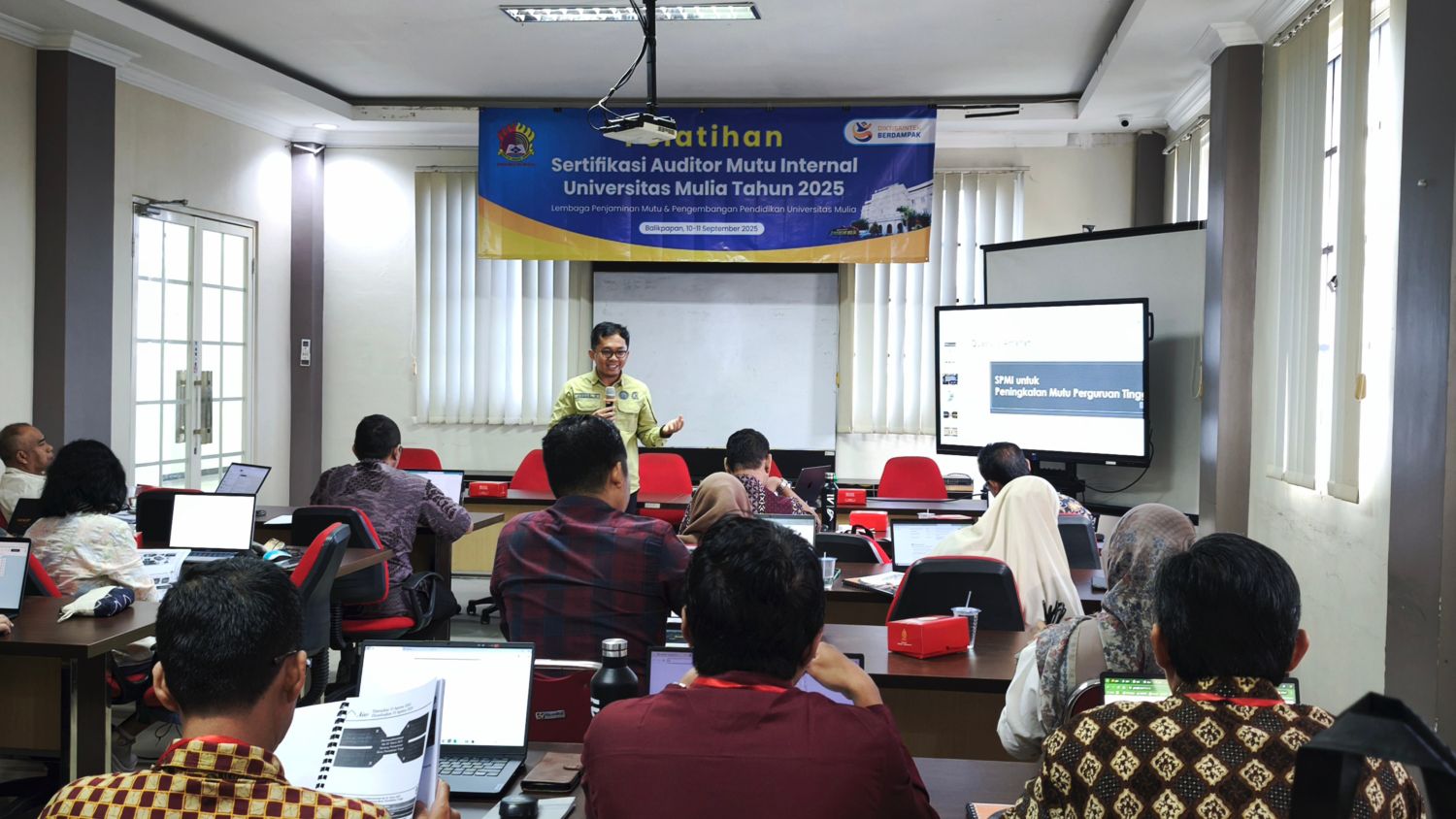 TAMBAH ILMU: Peserta mengikuti sesi pelatihan Sertifikasi AMI di Ruang Executive Gedung White Campus Universitas Mulia.