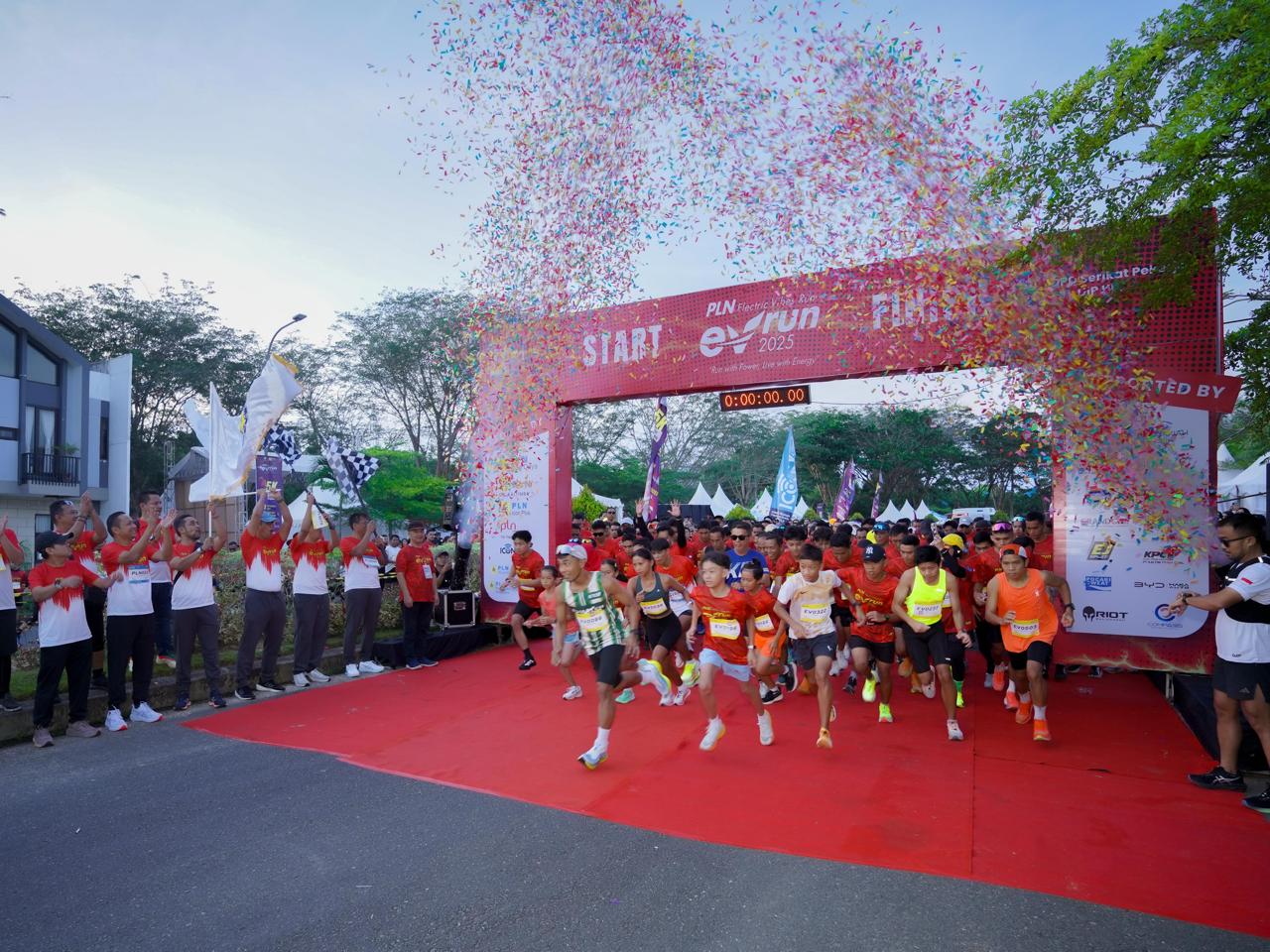 MERIAH: Dengan antusiasme ribuan peserta dan dukungan penuh dari PLN Grup, mitra, sponsor, serta pemerintah daerah, Electric Vibes Run 2025 sukses digelar