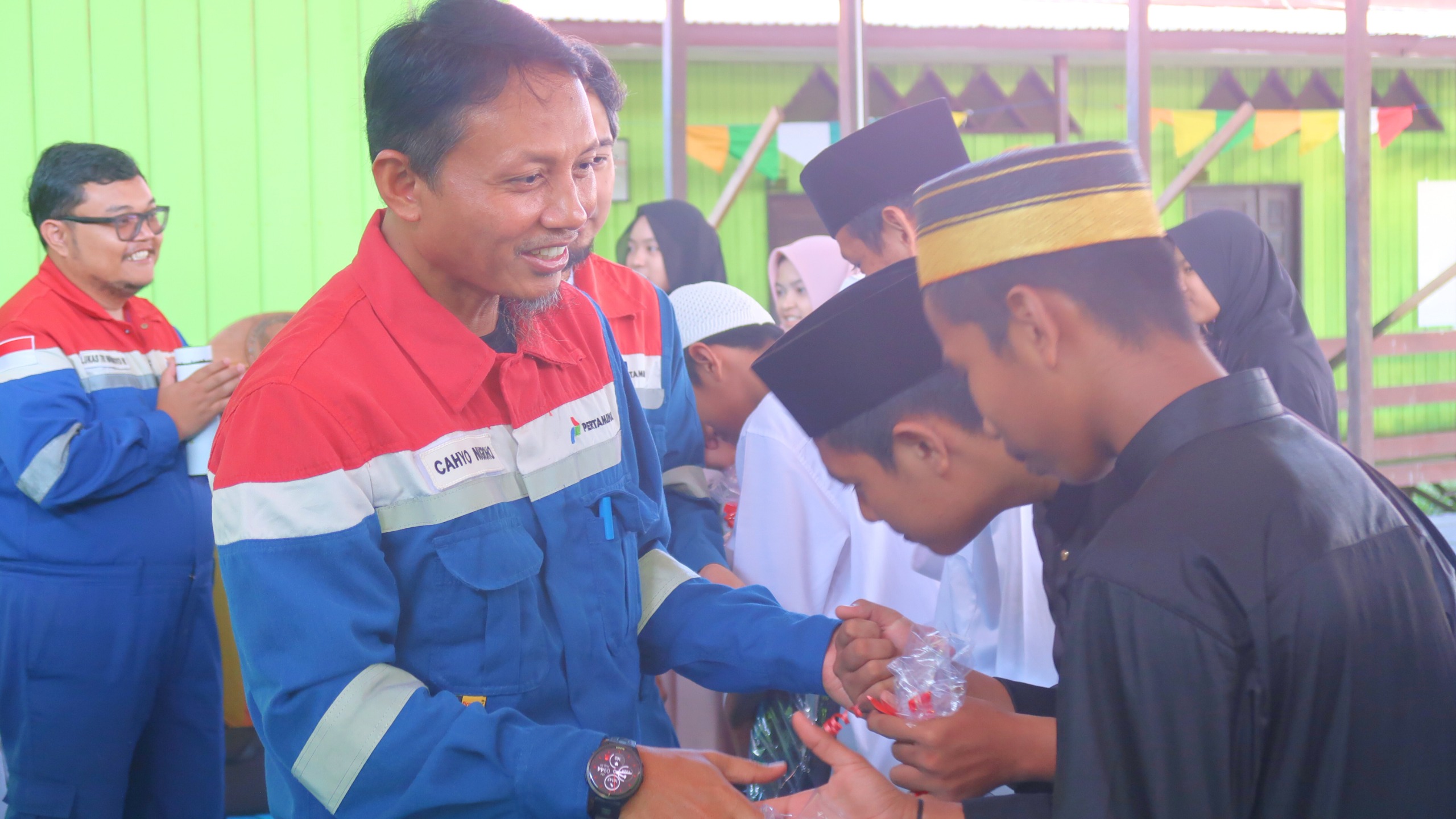 BANTUAN SOSIAL: Field Manager PEP Sangatta Field, Cahyo Nugroho, saat menyerahkan bantuan sosial di Sangatta, Kutai Timur.