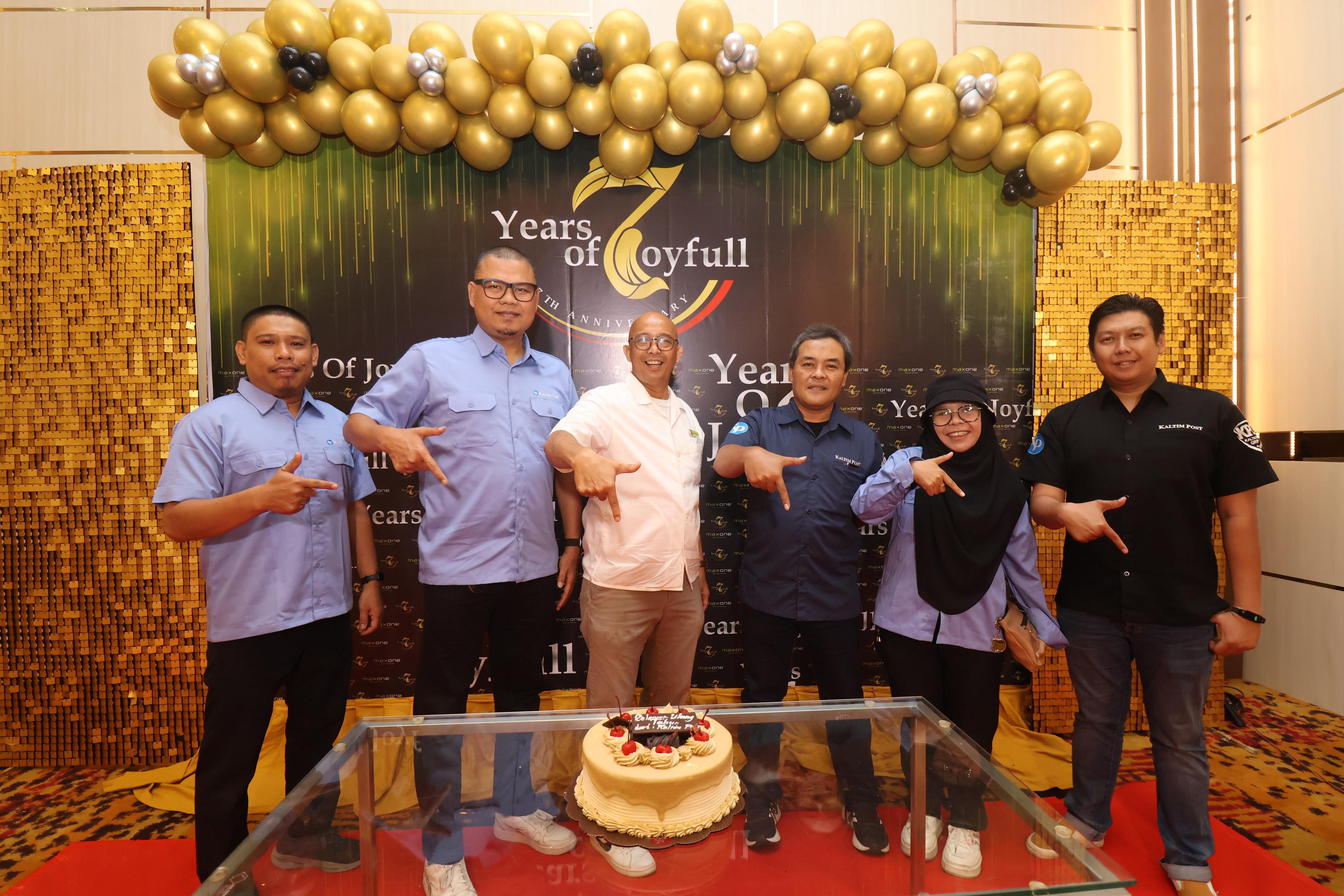 KEJUTAN MANIS: Manajemen Kaltim Post grup dipimpin Erwin Dede Nugroho memberikan ucapan selamat dan kue ulang tahun kepada manajemen Hotel MaxOne Balikpapan, Senin (15/9).