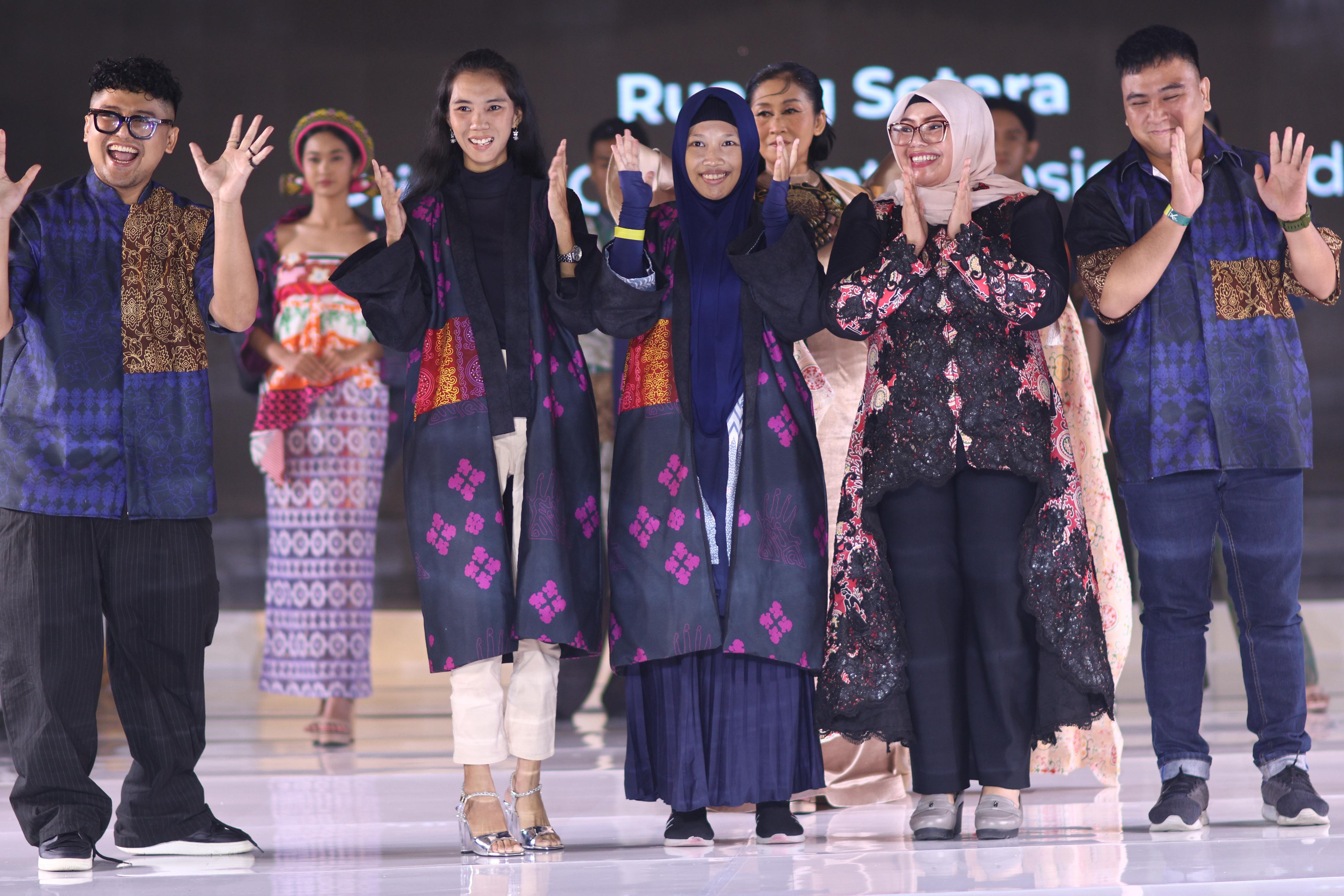 MEMUKAU: Koleksi Ruang Setara menampilkan delapan tampilan busana ready to wear yang beragam, mencakup usia mulai dari 5 sampai 40 tahun.