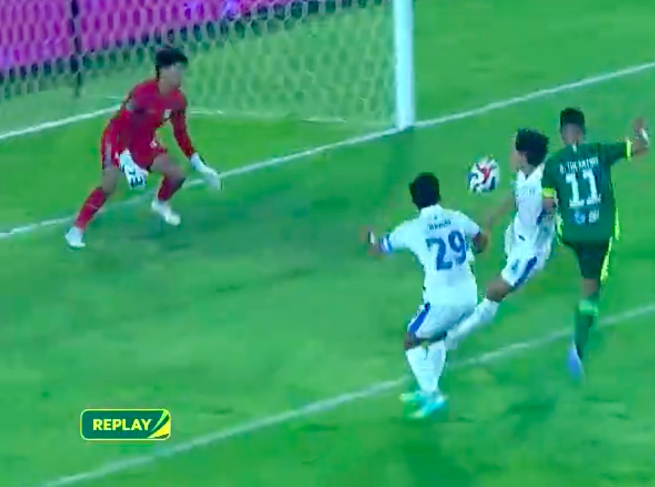 Gustavo Tocatins menyundul bola yang membuat PSS berbalik unggul 2-1.