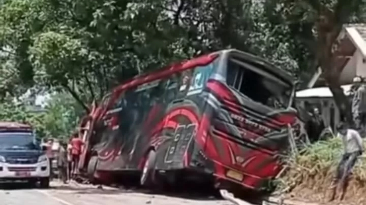 Bangkai bus Hino PO IND&rsquo;S 88 terguling di tepi jalan lereng Gunung Bromo, Probolinggo, Jawa Timur, setelah mengalami gagal fungsi rem, Minggu (14/9/2025). (Foto Radar Tuban)