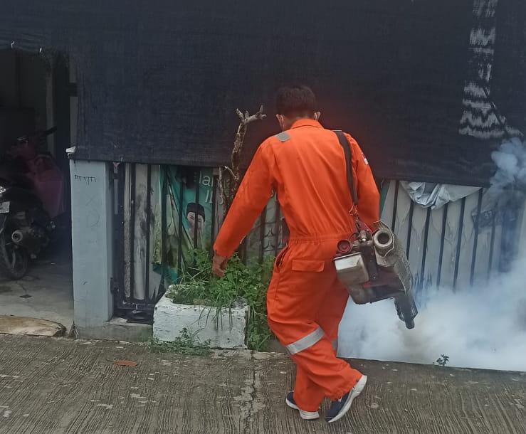 PENCEGAHAN: Kelurahan Kanaan memastikan rencana pengasapan di sekitar hunian korban meninggal akibat DBD pasca pemakaman nanti.
