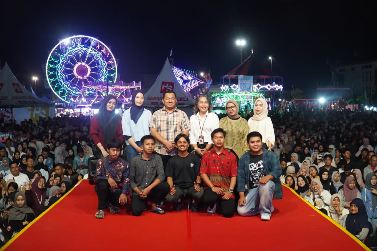 PERERAT KEBERSAMAAN: Mudyat Noor (berdiri, ketiga kiri)&nbsp;turut memberikan semangat kebangsaan pada penutupan Merdeka Festival 2025.